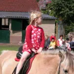 Paardrijden op de kinderboerderij van De Roek op de Veluwe