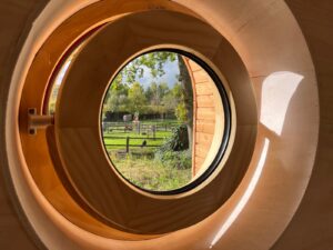 Raam bij tiny house Hommel