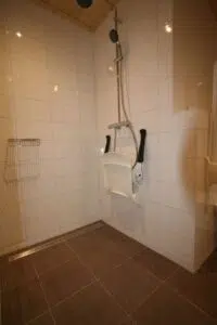 Rolstoel vriendelijk verblijf met aangepaste badkamer en douchestoel