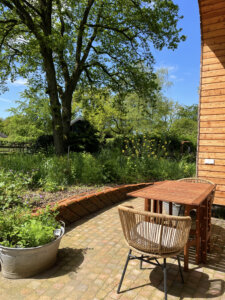 terras gedeelte bij tiny house de Bij